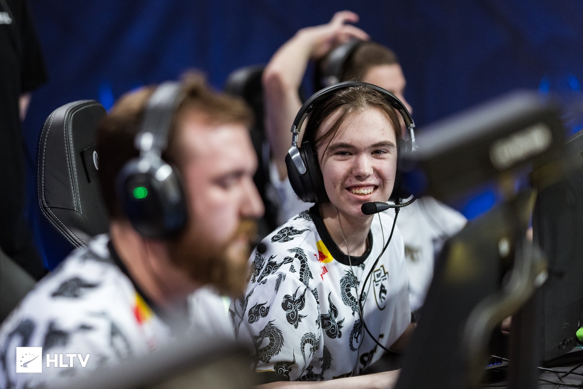 半场战报：比利时-乌克兰，特罗萨德错失良机.